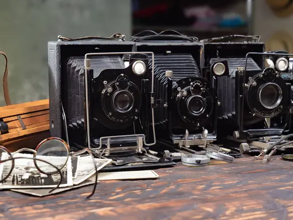 Ahşap bir arka planda eski bir kompozisyon.