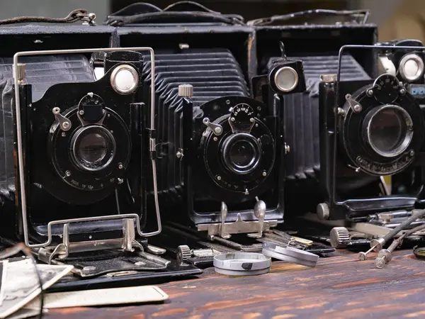 Ahşap bir arka planda eski bir kompozisyon.