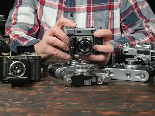 Ahşap bir arka planda eski bir kompozisyon.