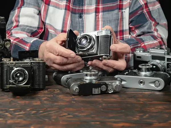 Ahşap bir arka planda eski bir kompozisyon.