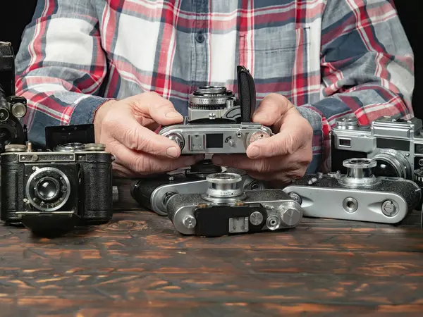 Ahşap bir arka planda eski bir kompozisyon.