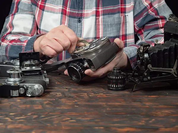 Ahşap bir arka planda eski bir kompozisyon.