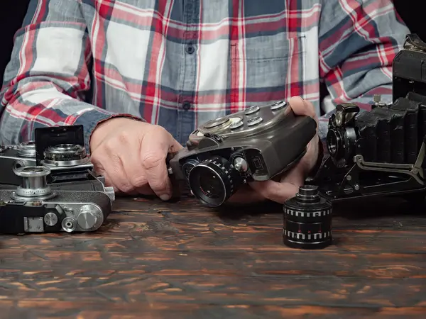 Ahşap bir arka planda eski bir kompozisyon.