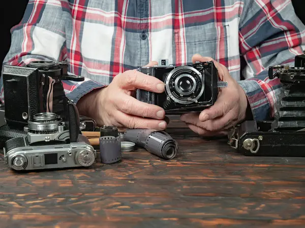 Ahşap bir arka planda eski bir kompozisyon.