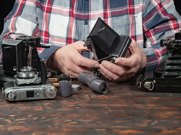 Ahşap bir arka planda eski bir kompozisyon.