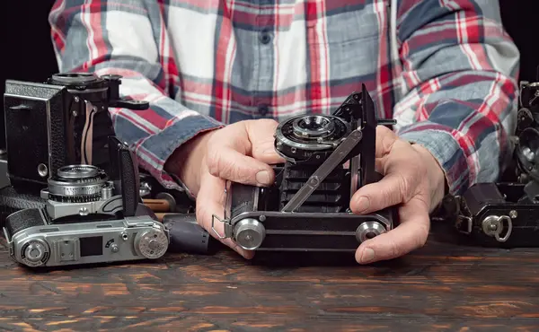 Ahşap bir arka planda eski bir kompozisyon.