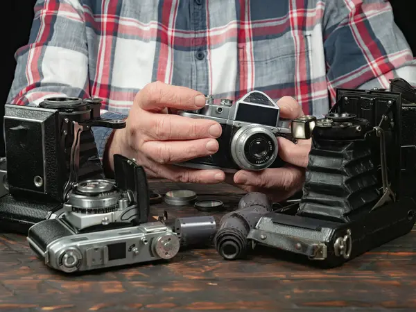 Ahşap bir arka planda eski bir kompozisyon.