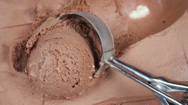 Çikolatalı dondurma kadehleri yavaşça kaşığa dökülür..