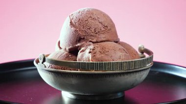 Metalde tatlı dondurma, gümüş kap yavaşça kendi ekseni etrafında dönüyor. Yavaş çekim.