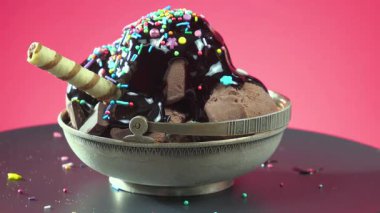 Metalde tatlı dondurma, gümüş kap yavaşça kendi ekseni etrafında dönüyor. Yavaş çekim.