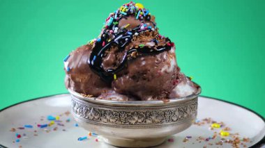 Metalde tatlı dondurma, gümüş kap yavaşça kendi ekseni etrafında dönüyor. Yavaş çekim.