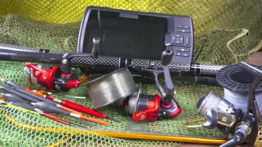 Yatay düzlemde yavaşça hareket eden balıkçı nesneleri. Yavaş çekim.