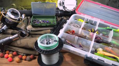 Yatay düzlemde yavaşça hareket eden balıkçı nesneleri. Yavaş çekim.