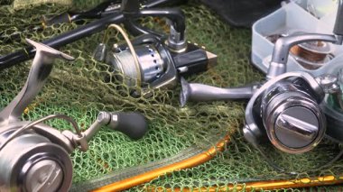 Yatay düzlemde yavaşça hareket eden balıkçı nesneleri. Yavaş çekim.