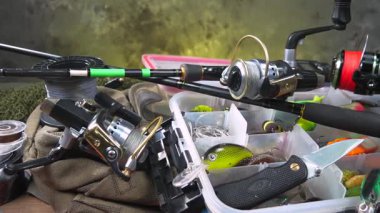 Yatay düzlemde yavaşça hareket eden balıkçı nesneleri. Yavaş çekim.