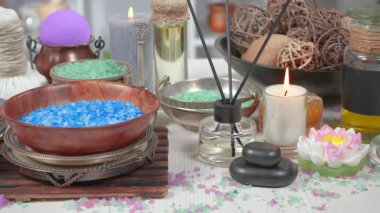 Masadaki SPA masajı için eşyalar ve aksesuarlar yavaşça yatay düzlemde hareket ediyor..