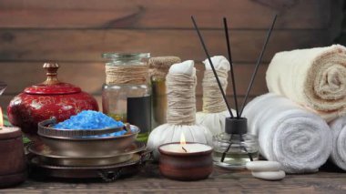 Masadaki SPA masajı için eşyalar ve aksesuarlar yavaşça yatay düzlemde hareket ediyor..