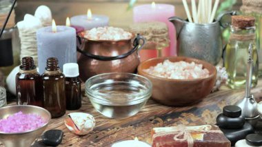 Masadaki SPA masajı için eşyalar ve aksesuarlar yavaşça yatay düzlemde hareket ediyor..