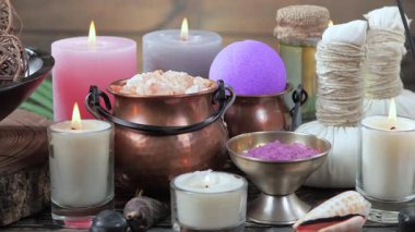 Masadaki SPA masajı için eşyalar ve aksesuarlar yavaşça yatay düzlemde hareket ediyor..