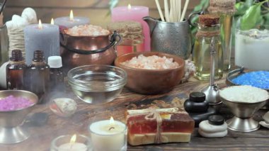 Masadaki SPA masajı için eşyalar ve aksesuarlar yavaşça yatay düzlemde hareket ediyor..