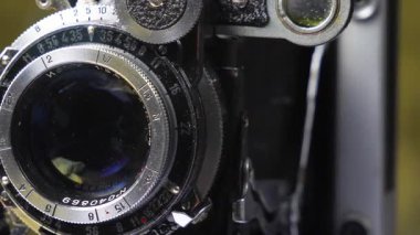 Eski bir kamera eski bir arkaplana karşı, kendi ekseni etrafında yavaşça döner.