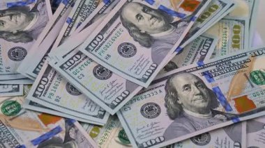 Amerikan doları, yavaşça dönüyor. Üst Manzara. Yavaş çekim.