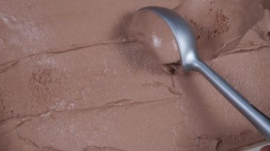 Çikolatalı dondurma kadehleri yavaşça kaşığa dökülür..