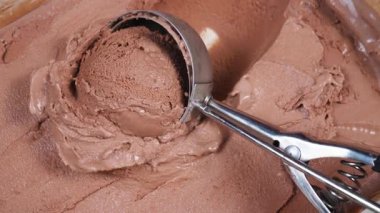 Çikolatalı dondurma kadehleri yavaşça kaşığa dökülür..