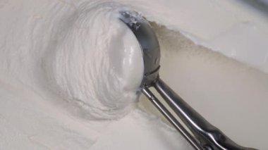 Meyveli dondurma kadehleri yavaşça kaşığa doldurulur..