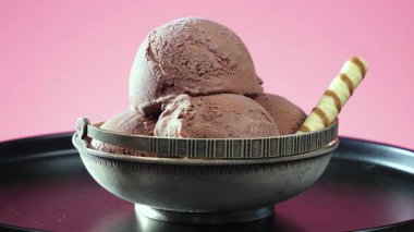 Metalde tatlı dondurma, gümüş kap yavaşça kendi ekseni etrafında dönüyor. Yavaş çekim.