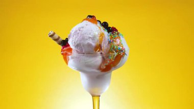 Metalde tatlı dondurma, gümüş kap yavaşça kendi ekseni etrafında dönüyor. Yavaş çekim.