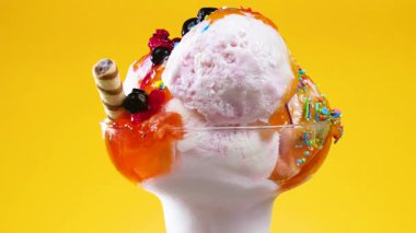 Metalde tatlı dondurma, gümüş kap yavaşça kendi ekseni etrafında dönüyor. Yavaş çekim.