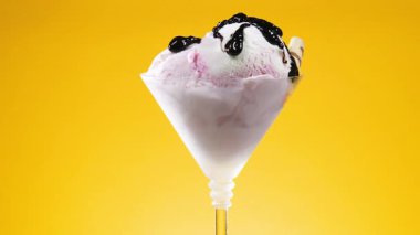 Metalde tatlı dondurma, gümüş kap yavaşça kendi ekseni etrafında dönüyor. Yavaş çekim.