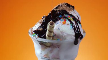 Metalde tatlı dondurma, gümüş kap yavaşça kendi ekseni etrafında dönüyor. Yavaş çekim.