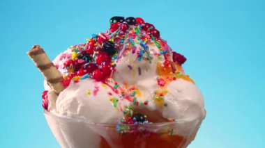 Metalde tatlı dondurma, gümüş kap yavaşça kendi ekseni etrafında dönüyor. Yavaş çekim.