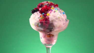 Metalde tatlı dondurma, gümüş kap yavaşça kendi ekseni etrafında dönüyor. Yavaş çekim.