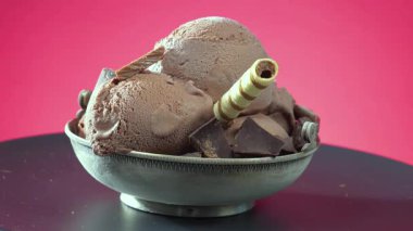 Metalde tatlı dondurma, gümüş kap yavaşça kendi ekseni etrafında dönüyor. Yavaş çekim.