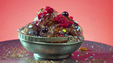 Metalde tatlı dondurma, gümüş kap yavaşça kendi ekseni etrafında dönüyor. Yavaş çekim.