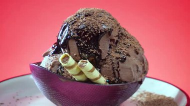 Metalde tatlı dondurma, gümüş kap yavaşça kendi ekseni etrafında dönüyor. Yavaş çekim.