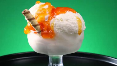 Metalde tatlı dondurma, gümüş kap yavaşça kendi ekseni etrafında dönüyor. Yavaş çekim.