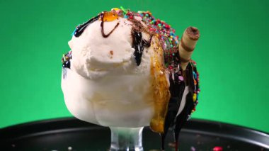 Metalde tatlı dondurma, gümüş kap yavaşça kendi ekseni etrafında dönüyor. Yavaş çekim.