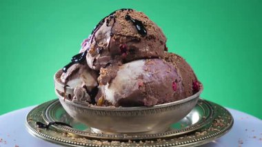 Metalde tatlı dondurma, gümüş kap yavaşça kendi ekseni etrafında dönüyor. Yavaş çekim.