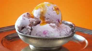 Metalde tatlı dondurma, gümüş kap yavaşça kendi ekseni etrafında dönüyor. Yavaş çekim.