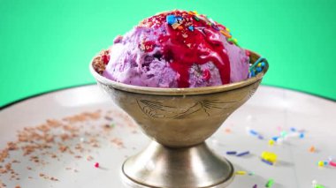 Metalde tatlı dondurma, gümüş kap yavaşça kendi ekseni etrafında dönüyor. Yavaş çekim.