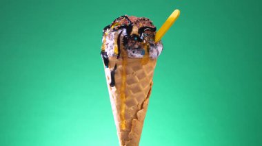 Waffle külahında tatlı dondurma yavaşça kendi ekseni etrafında döner. Yavaş çekim.