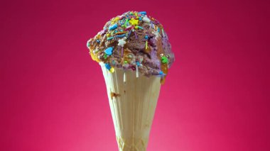 Waffle külahında tatlı dondurma yavaşça kendi ekseni etrafında döner. Yavaş çekim.