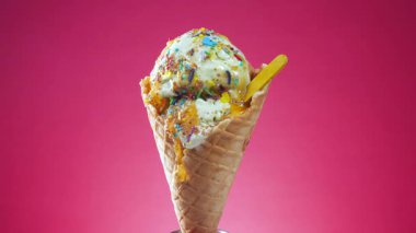 Waffle külahında tatlı dondurma yavaşça kendi ekseni etrafında döner. Yavaş çekim.