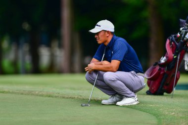 Filipinler 'den Lloyd Jefferson Go, PKNS Selangor Masters' ın 22 'nci raundunun 3. raundu sırasında Kelab Golf Seri Selangor' da çekildi. Petling Jaya, Malezya 25 Kasım 2022.