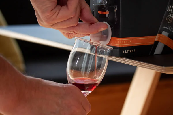 Hand Gießt Rotwein Ein Glas Aus Einem Bib Pappbeutel Karton — Stockfoto