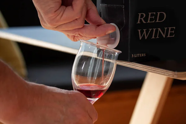 Hand Gießt Rotwein Ein Glas Aus Einem Bib Pappbeutel Karton — Stockfoto